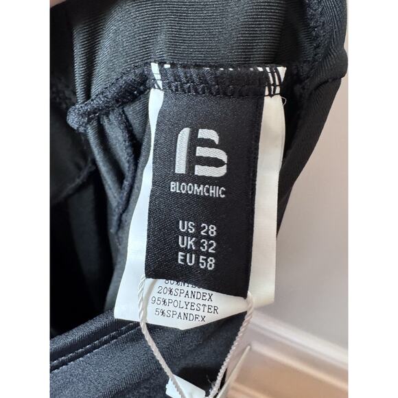 Bloomchic Swim Dress Women's Plus Size 28 (5x) Cross Over Front Hanky Hem NWT - Picture 3 of 9